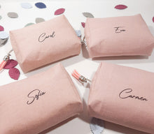 Cargar imagen en el visor de la galería, Monederito Lino con detalle pompón. Personalizable. Disponible en 4 colores