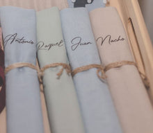 Cargar imagen en el visor de la galería, Mini Estuche Enrollable Lino Personalizable. Con lápices de madera de colores. Disponible en 4 colores