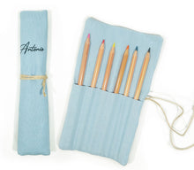 Cargar imagen en el visor de la galería, Mini Estuche Enrollable Lino Personalizable. Con lápices de madera de colores. Disponible en 4 colores
