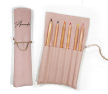 Cargar imagen en el visor de la galería, Mini Estuche Enrollable Lino Personalizable. Con lápices de madera de colores. Disponible en 4 colores
