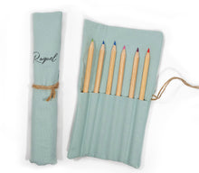Cargar imagen en el visor de la galería, Mini Estuche Enrollable Lino Personalizable. Con lápices de madera de colores. Disponible en 4 colores