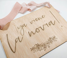 Cargar imagen en el visor de la galería, Cartel Pajes "Ya viene la Novia". Madera