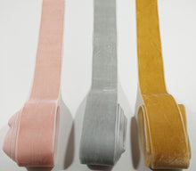 Cargar imagen en el visor de la galería, Cartel Pajes "Ya viene la Novia". Madera