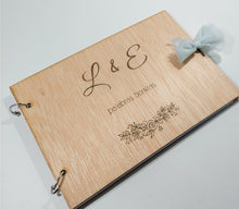 Cargar imagen en el visor de la galería, Libro Firmas Novios. Madera. Personalizable