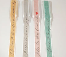 Cargar imagen en el visor de la galería, Cinta Terciopelo Borde Satinado Ramo Novia. Personalizable. Disponible en 4 colores