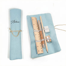 Cargar imagen en el visor de la galería, Mini Estuche Enrollable Lino Personalizable. Con kit de escritura. Disponible en 4 colores