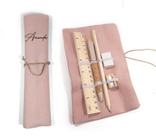 Cargar imagen en el visor de la galería, Mini Estuche Enrollable Lino Personalizable. Con kit de escritura. Disponible en 4 colores