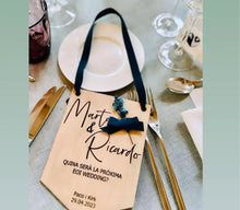 Cargar imagen en el visor de la galería, Placa Banderín Madera Boda "sois los siguientes" Personalizable