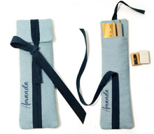 Cargar imagen en el visor de la galería, Mini Estuche Funda Lino Personalizable. Con kit de escritura. Disponible en 4 colores