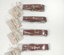 Load image into Gallery viewer, Llavero Cuero Personalizado en vinilo dorado o plateado