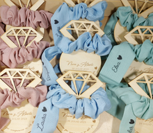 Cargar imagen en el visor de la galería, Scrunchie Lino con lazada y troquel madera personalizados. Bodas. Disponible en 3 colores