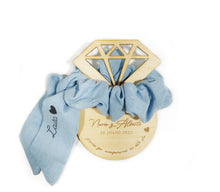 Cargar imagen en el visor de la galería, Scrunchie Lino con lazada y troquel madera personalizados. Bodas. Disponible en 3 colores