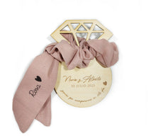 Cargar imagen en el visor de la galería, Scrunchie Lino con lazada y troquel madera personalizados. Bodas. Disponible en 3 colores