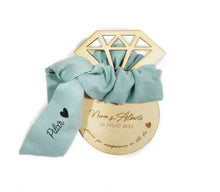 Cargar imagen en el visor de la galería, Scrunchie Lino con lazada y troquel madera personalizados. Bodas. Disponible en 3 colores