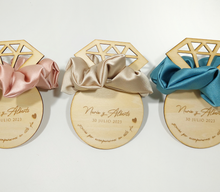Cargar imagen en el visor de la galería, Scrunchie Raso. Bodas. Disponible en 3 colores