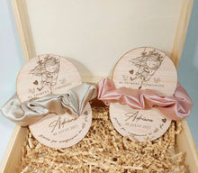 Load image into Gallery viewer, Scrunchie Raso. Comuniones. Disponible en 3 colores