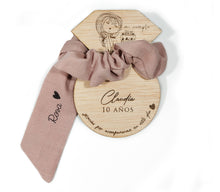 Cargar imagen en el visor de la galería, Scrunchie Lino Personalizado. Cumpleaños. Disponible en 3 colores