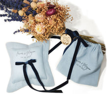 Load image into Gallery viewer, Conjunto Premium. Cojín Porta Alianzas + Saquito Porta Arras + Cinta y Medalla Ramo Novia. Personalizable. Disponible en 4 colores