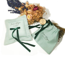 Load image into Gallery viewer, Conjunto Premium. Cojín Porta Alianzas + Saquito Porta Arras + Cinta y Medalla Ramo Novia. Personalizable. Disponible en 4 colores