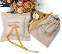 Load image into Gallery viewer, Conjunto Premium. Cojín Porta Alianzas + Saquito Porta Arras + Cinta y Medalla Ramo Novia. Personalizable. Disponible en 4 colores
