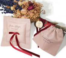 Load image into Gallery viewer, Conjunto Premium. Cojín Porta Alianzas + Saquito Porta Arras + Cinta y Medalla Ramo Novia. Personalizable. Disponible en 4 colores