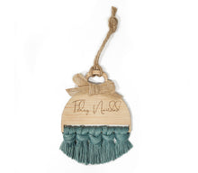 Cargar imagen en el visor de la galería, Bola Navidad 8. Adornos Navidad Madera y Macramé