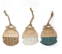 Cargar imagen en el visor de la galería, Bola Navidad 8. Adornos Navidad Madera y Macramé