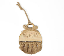 Cargar imagen en el visor de la galería, Bola Navidad 8. Adornos Navidad Madera y Macramé