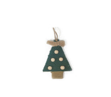 Load image into Gallery viewer, Adorno Árbol Navidad Macramé Enrollado