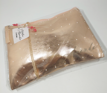 Load image into Gallery viewer, Neceser Plano Rosa Metalizado+ Bálsamo Labial + Cepillo