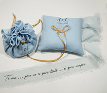 Cargar imagen en el visor de la galería, PROMO. Conjunto Cojín Porta Alianzas + Saco Porta Arras / Cinta Ramo Novia de REGALO