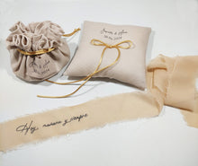 Cargar imagen en el visor de la galería, PROMO. Conjunto Cojín Porta Alianzas + Saco Porta Arras / Cinta Ramo Novia de REGALO