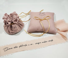 Load image into Gallery viewer, PROMO. Conjunto Cojín Porta Alianzas + Saco Porta Arras / Cinta Ramo Novia de REGALO