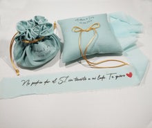 Cargar imagen en el visor de la galería, PROMO. Conjunto Cojín Porta Alianzas + Saco Porta Arras / Cinta Ramo Novia de REGALO