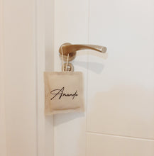 Cargar imagen en el visor de la galería, Marcasitio para puerta (14x14 cm) Lino Personalizable (disponible en 4 colores)