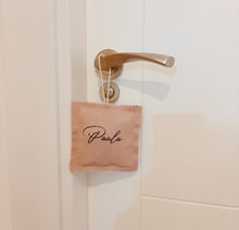 Cargar imagen en el visor de la galería, Marcasitio para puerta (14x14 cm) Lino Personalizable (disponible en 4 colores)