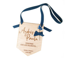 Cargar imagen en el visor de la galería, Placa Banderín Madera Boda "sois los siguientes" Personalizable