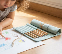 Cargar imagen en el visor de la galería, Mini Estuche Enrollable Lino Personalizable. Con lápices de madera de colores. Disponible en 4 colores
