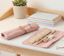 Load image into Gallery viewer, Mini Estuche Enrollable Lino Personalizable. Con kit de escritura. Disponible en 4 colores
