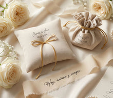 Cargar imagen en el visor de la galería, PROMO. Conjunto Cojín Porta Alianzas + Saco Porta Arras / Cinta Ramo Novia de REGALO
