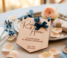 Cargar imagen en el visor de la galería, Placa Banderín Madera Boda "sois los siguientes" Personalizable

