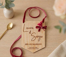 Cargar imagen en el visor de la galería, Placa Banderín Madera Boda "sois los siguientes" Personalizable
