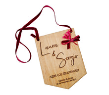 Cargar imagen en el visor de la galería, Placa Banderín Madera Boda &quot;sois los siguientes&quot; Personalizable

