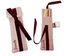 Load image into Gallery viewer, Mini Estuche Funda Lino Personalizable. Con kit de escritura. Disponible en 4 colores
