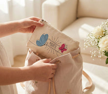 Cargar imagen en el visor de la galería, Neceser Plano Mariposas. Personalizable

