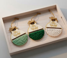 Load image into Gallery viewer, Bola Navidad 7.  Madera y Macramé
